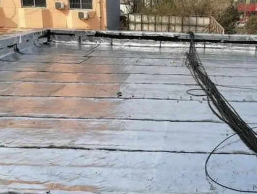 玉屏卫生间漏水维修公司分享下玉屏屋面楼顶防水刚性防水层施工要点。